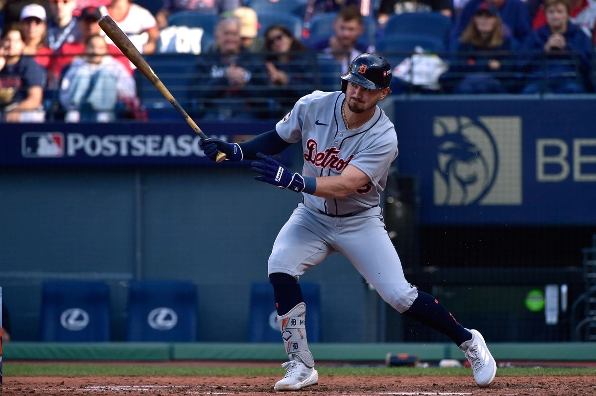 Dillon Dingler (13), de los Tigres de Detroit, conecta un jonrón solitario durante la sexta entrada del tercer juego de la serie de comodines de la Liga Americana contra los Guardianes de Cleveland en Cleveland, el jueves 2 de octubre de 2025. Foto