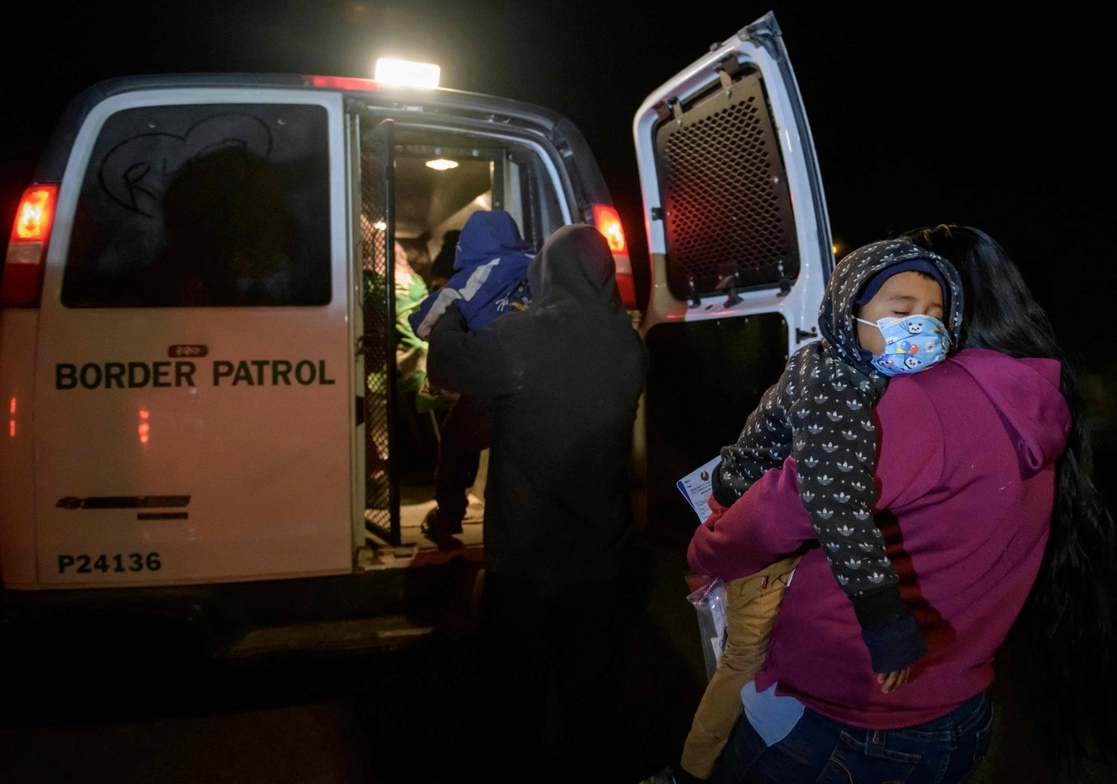Miembros de la Patrulla Fronteriza detienen a menores migrantes en el lado estadunidense del Río Grande, en Texas, el pasado 28 de marzo de 2021. Foto Afp 