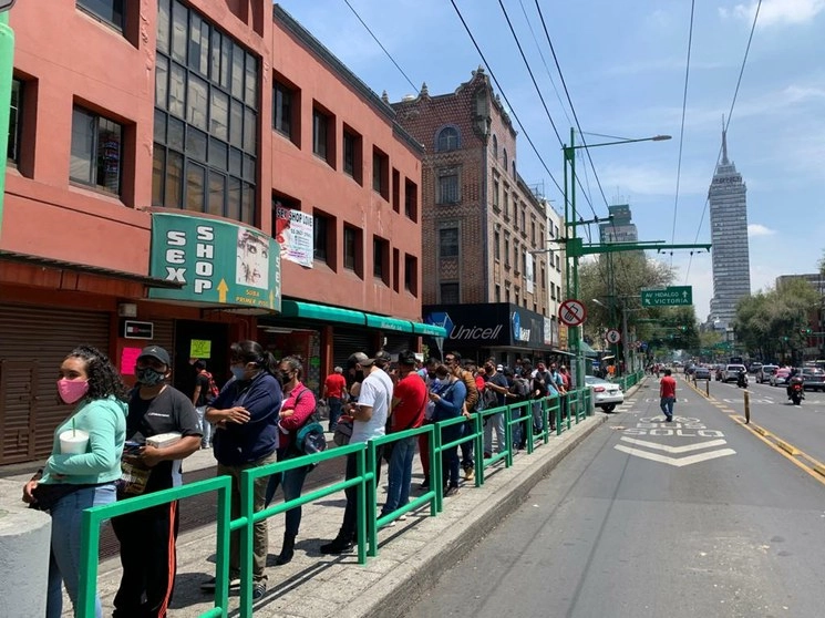 Ciudadanos realizan fila para ingresar a una plaza de telefonía en la CDMX. Foto José Antonio López
