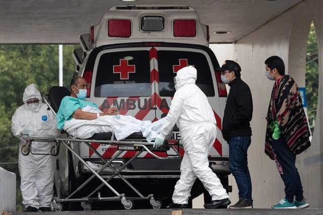 Un paciente con síntomas de coronavirus es ingresado al área de urgencias del Hospital General de zona 1A del IMSS, en Ciudad de México. Foto Pablo Ramos / Archivo