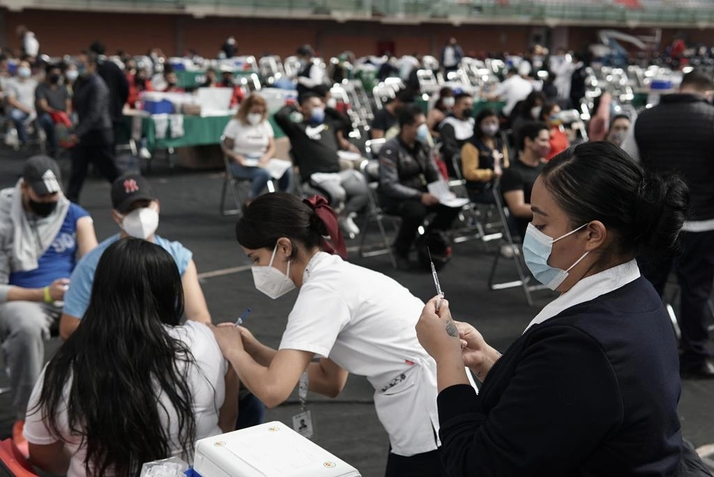 La deuda global aumentó debido a que la pandemia de coronavirus frenó la actividad económica al tiempo que se requirieron recursos para hacer transferencias a la población. En la imagen, vacuna de refuerzo contra el covid-19 en la alcaldía Iztacalco, una de las medidas para la reactivación económica, en la Ciudad de México. Foto Pablo Ramos / Archivo