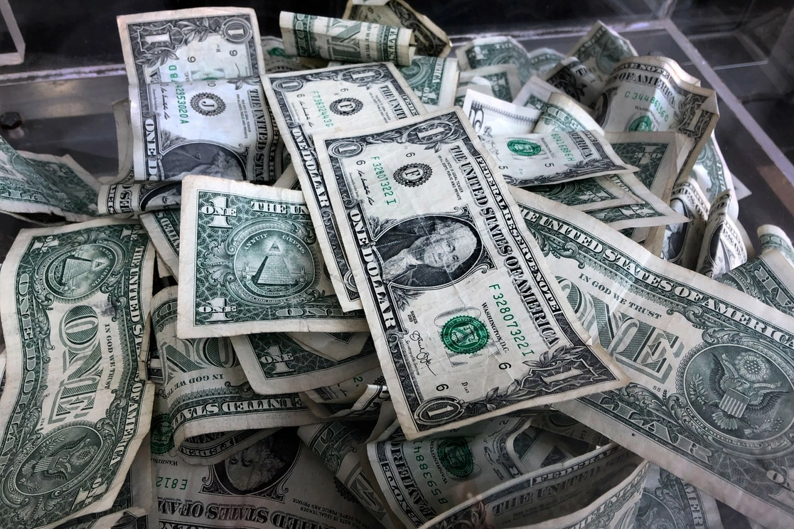 El repunte post-pandémico del crecimiento mundial y la inflación el año pasado significó que la cantidad de deuda que circula por la economía mundial experimentó su primera caída anual en términos de dólares desde 2015, mostró un estudio. Foto Ap / Archivo