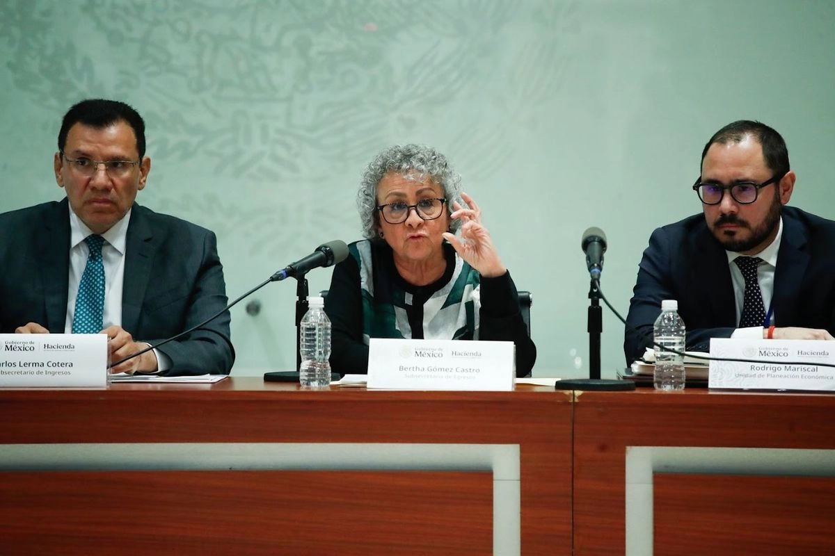 Carlos Lerma Cortés, subsecretario de Ingresos; Bertha Gómez Castro, secretaría de Egresos y Rodrigo Mariscal, de la Unidad de Planeación Económica, integrantes de la SHCP, durante una conferencia sobre las finanzas públicas correspondientes al segundo trimestre de 2025, en el Salón de Usos Múltiples de Palacio Nacional, en la CDMX, el 30 de julio de 2025. Foto 