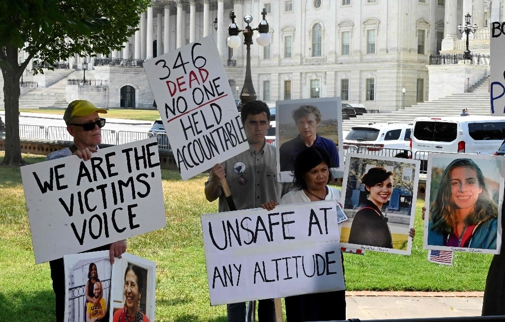 Las familias de las víctimas del accidente de Boeing sostienen carteles frente al Capitolio de los Estados Unidos en Washington, DC, el 18 de junio de 2024. Foto Afp