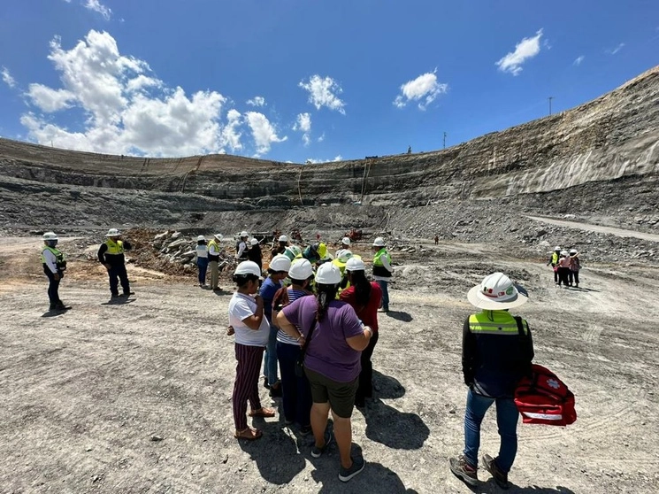 Familiares de mineros durante el recorrido. Foto CFE
