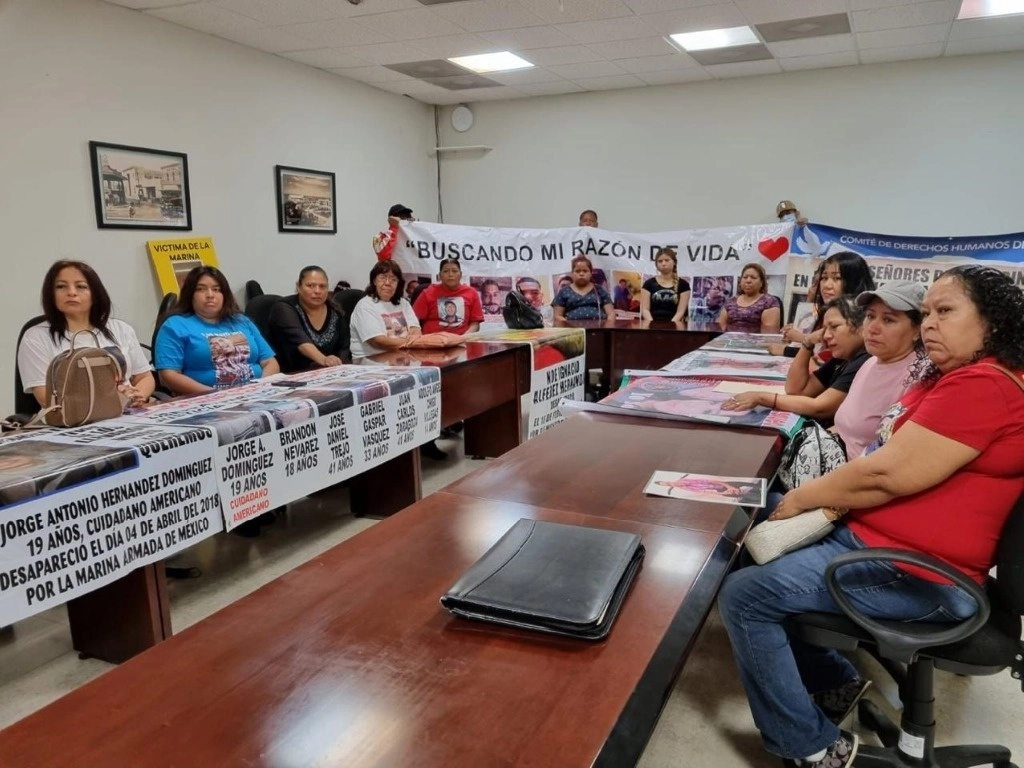 Acompañadas de personal del Comité de Derechos Humanos de Nuevo Laredo, las familias de las víctimas denunciaron también las deficiencias y omisiones dolosas en al menos 34 carpetas de investigación. Foto La Jornada