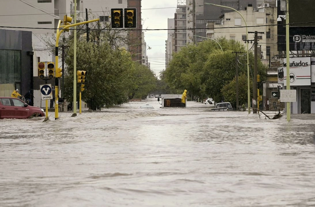 La lluvia, que comenzó en la madrugada, transformó las calles de la ciudad en ríos tumultuosos.