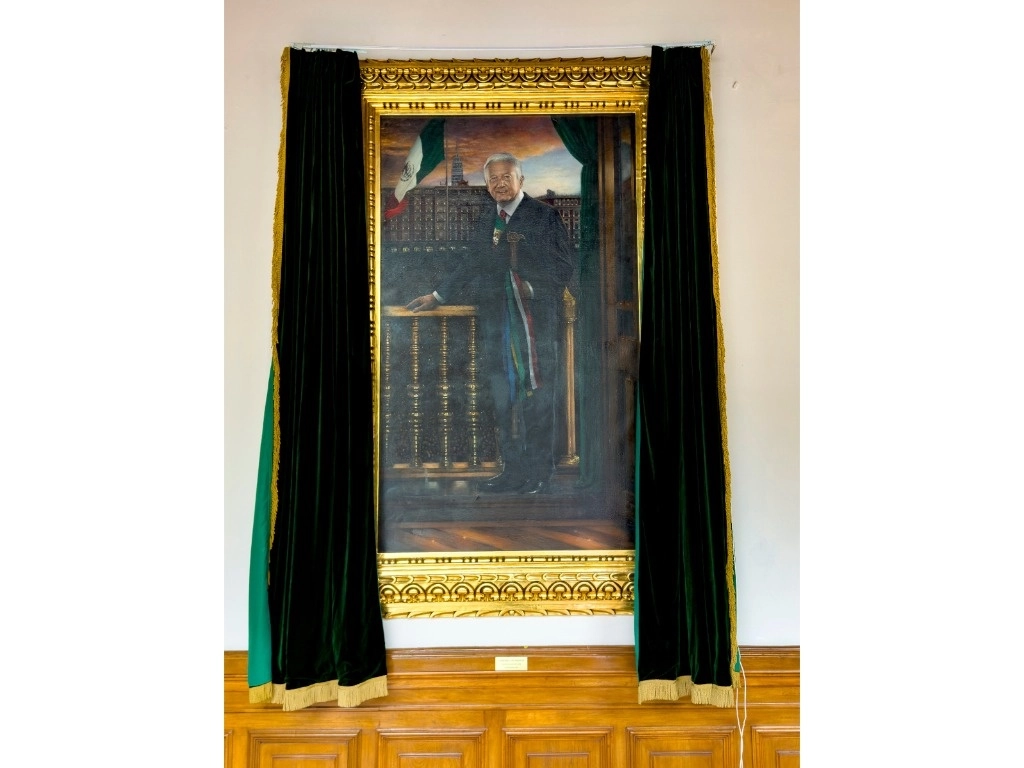 El retrato mide 1.35 metros de ancho por 2.25 metros de alto, por 4 centímetros de canto. Foto Presidencia