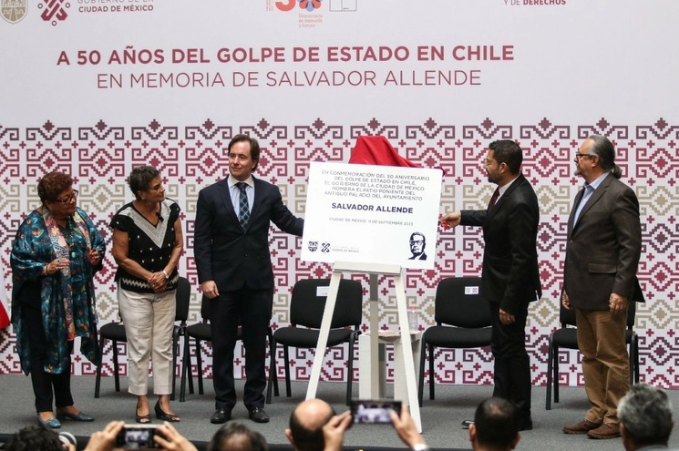 El Gobierno capitalino develó una placa conmemorativa en honor de Salvador Allende en al patio poniente del antiguo Palacio del Ayuntamiento, que desde hoy llevará el nombre del ex Presidente de Chile. Foto Cuartoscuro