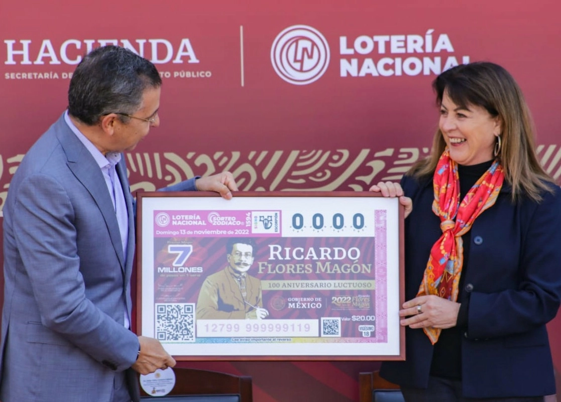 En una ceremonia realizada en la sede de la Secretaría de Gobernación, la Lotería Nacional hizo la develación del próximo billete conmemorativo en honor a Ricardo Flores Magón, a 100 años de su fallecimiento. Imagen tomada del Twitter @lotenal