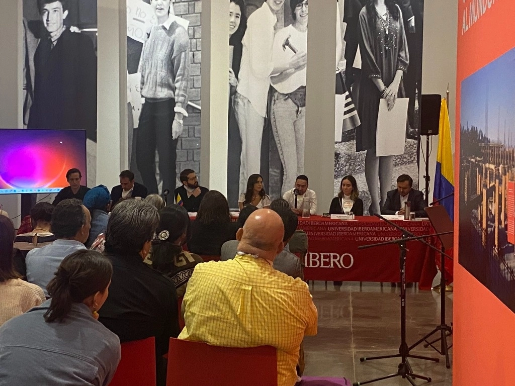 Autoridades de UIA durante la develación de la placa. Foto tomada de la cuenta de Twitter @ibero_derecho
