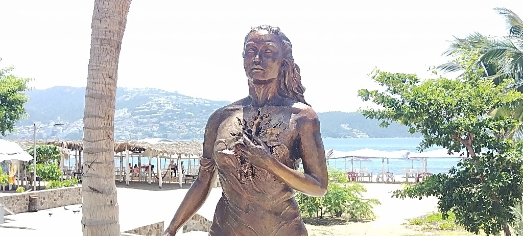 El Antimonumento a La Esperanza fue colocado en el acceso a la playa Tamarindos, en Acapulco, Guerrero. Foto Héctor Briseño
