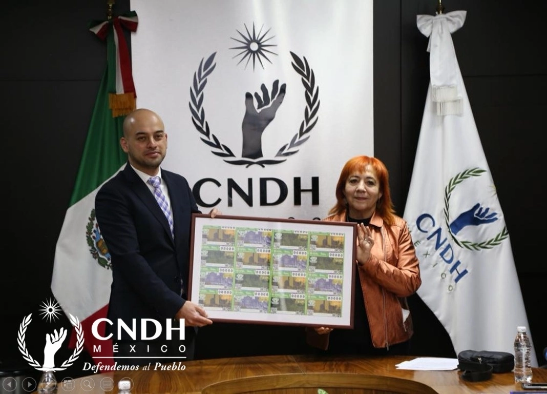La presidenta de la CNDH, Rosario Piedra Ibarra, y el subdirector general jurídico de la Lotería Nacional, Edgar Maldonado Ceballos, develaron hoy el billete conmemorativo del Día Internacional de los Derechos Humanos, que se celebra el 10 de diciembre. Foto tomada del Twitter de @CNDH