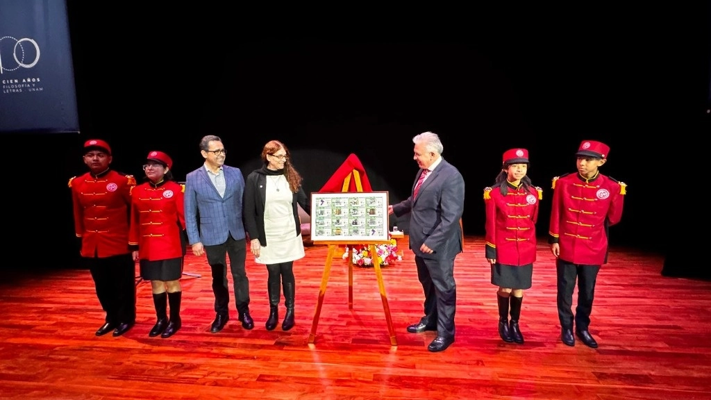 Develación del billete de lotería conmemorativo por los 100 años de la Facultad de Filosofía y Letras de la UNAM. Foto tomada de la cuenta de X @UNAM_MX