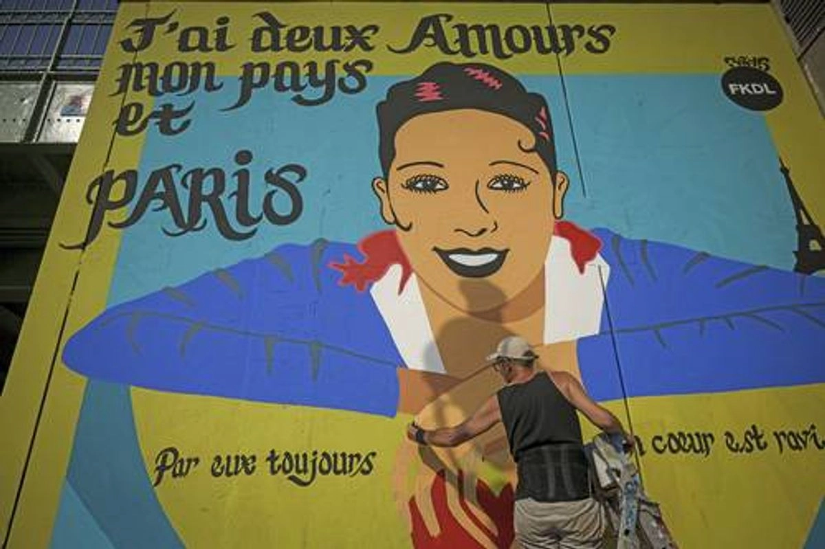 El artista Franck Duval, también conocido como FKDL, dio los toques finales el sábado a un mural de la artista y activista de derechos civiles franco-estadunidense Josephine Baker. Foto 