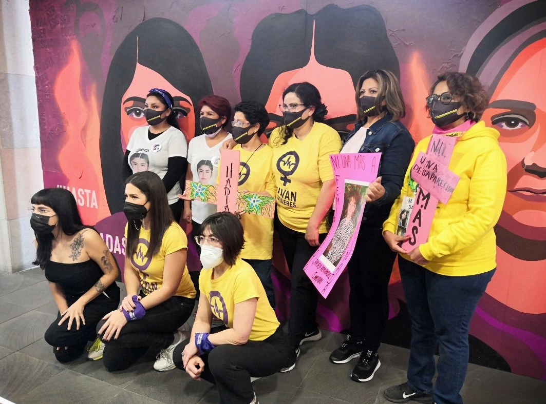 El mural elaborado por la artista Moon Venture plasma los rostros de quienes perdieron la vida o se encuentran desaparecidas en el estado de México. Foto tomada del Twitter @AIMexico