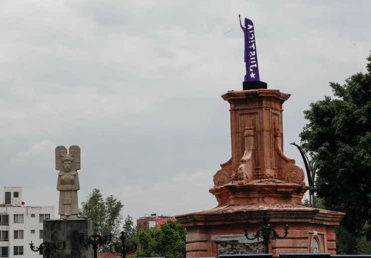 Al frente, la antimonumenta Justicia, en la Glorieta de las Mujeres que Luchan. Al fondo, la recién instalada Mujer de Amajac. Foto Víctor Camacho/ La Jornada