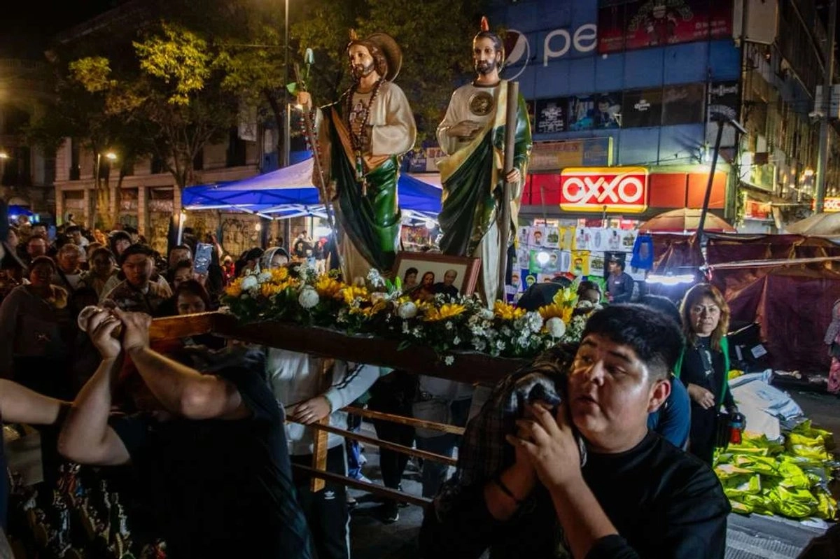 Con flores, musicos y fuegos artificiales, cientos de devotos a San Judas Tadeo asisten desde los primeros minutos de este 28 de octubre a la parroquia de San Hipolito en avenida Hidalgo y Paseo de la Reforma para celebrar el dia del santo de las causas dificiles, en la Ciudad de México, el 28 de octubre de 2025.