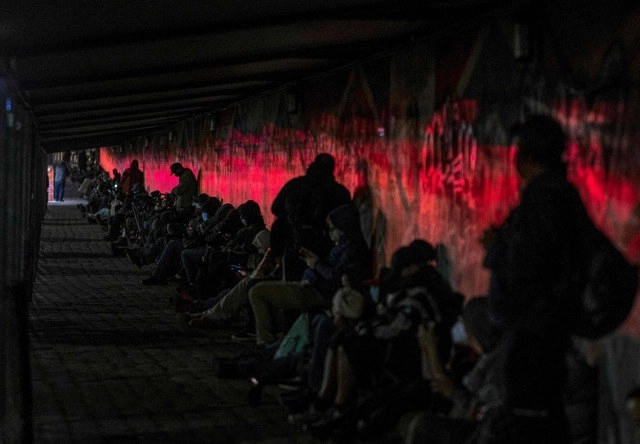 Migrantes durante su paso por la garita de Garita de Otay en la ciudad de Tijuana, Baja California. Foto Afp
