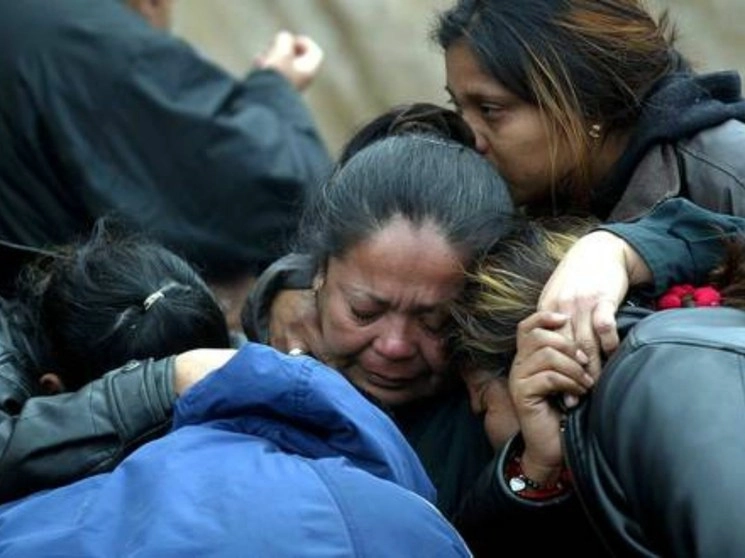 Familiares de mineros lloran unos días después de la tragedia en Pasta de Conchos, en febrero de 2006, donde quedaron enterrados 63 mineros. Foto Marco Peláez / Archivo