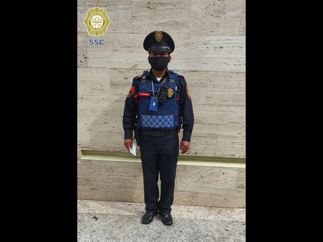 El policía Mario Hernández devolvió un cheque bancario por cobrar por 40 millones de pesos que encontró en la calle. Foto cortesía de la SSC-CDMX