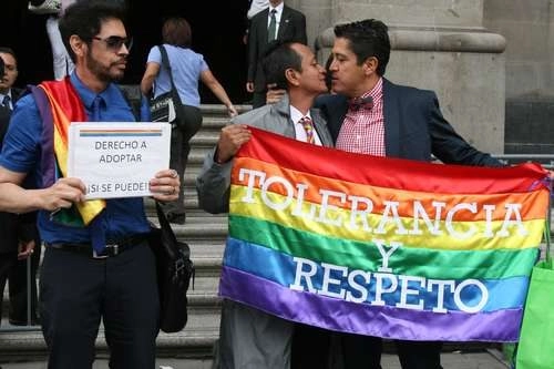Integrantes de organizaciones de la diversidad sexual durante una protesta en la Suprema Corte de Justicia de la Nación. Foto María Meléndrez Parada /Archivo