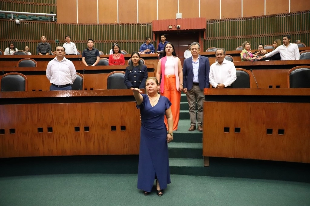 Deyanira Bernardino Arzate tomó protesta en el Congreso del estado como nueva alcaldesa de Malinaltepec, en la Montaña Alta de Guerrero, en sustitución de su esposo Acasio Flores Guerrero, asesinado el pasado 20 de junio. Imagen tomada de @congresogro