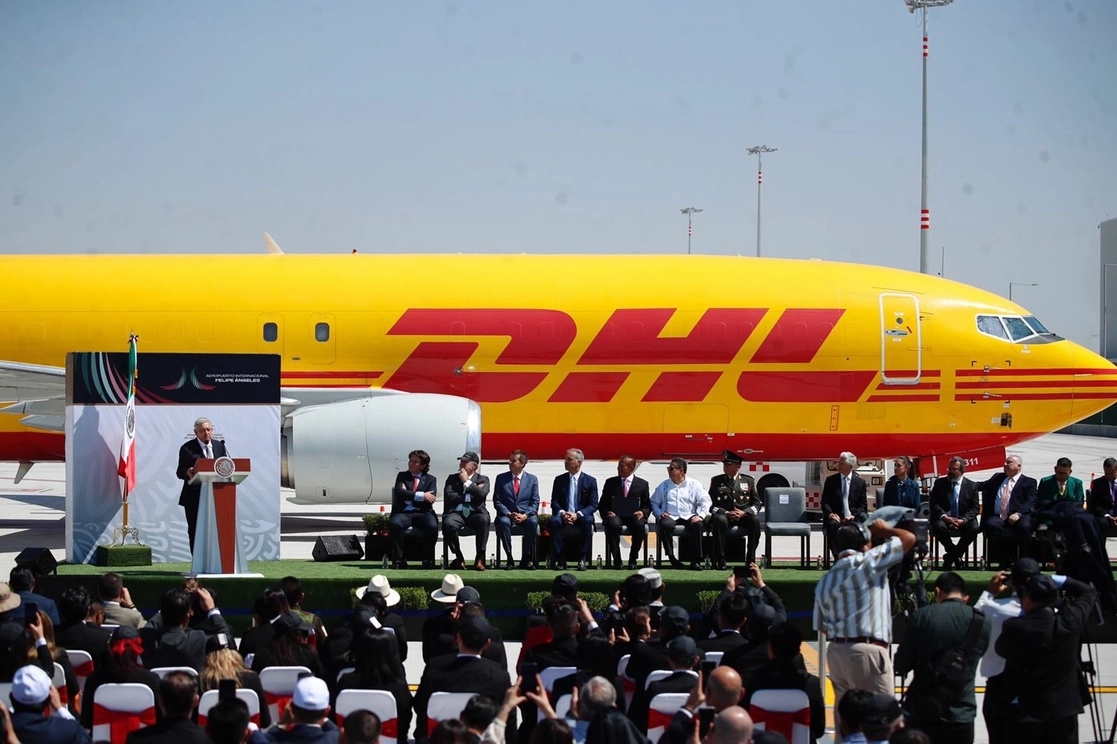 El presidente Andrés Manuel López Obrador encabeza la ceremonia del arribo del primer vuelo de carga de la empresa DHL al AIFA, en Santa Lucía, Estado de México, el 28 de febrero de 2023. Foto Cristina Rodríguez