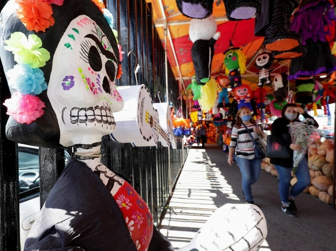 El mercado de Jamaica días previos al Día de Muertos. Foto Roberto García Ortiz /Archivo
