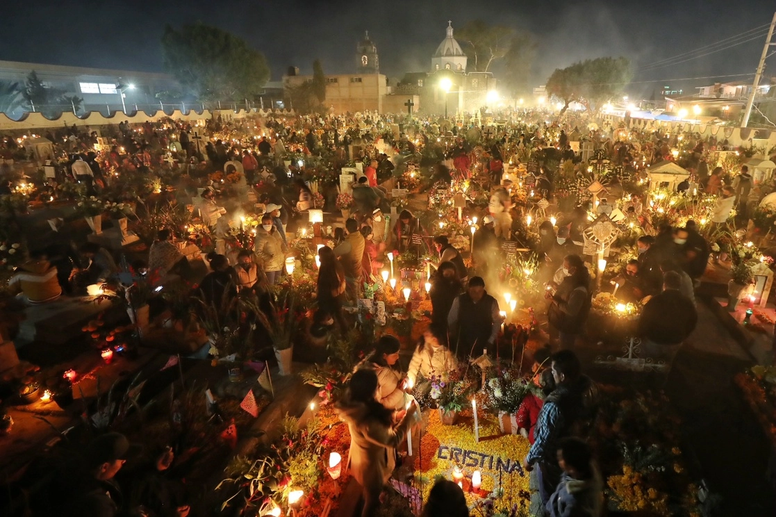 Aspecto del Día de muertos en el panteón municipal de San Andrés Mixquic, el 02 de noviembre pasado. Foto Marco Pelaez

