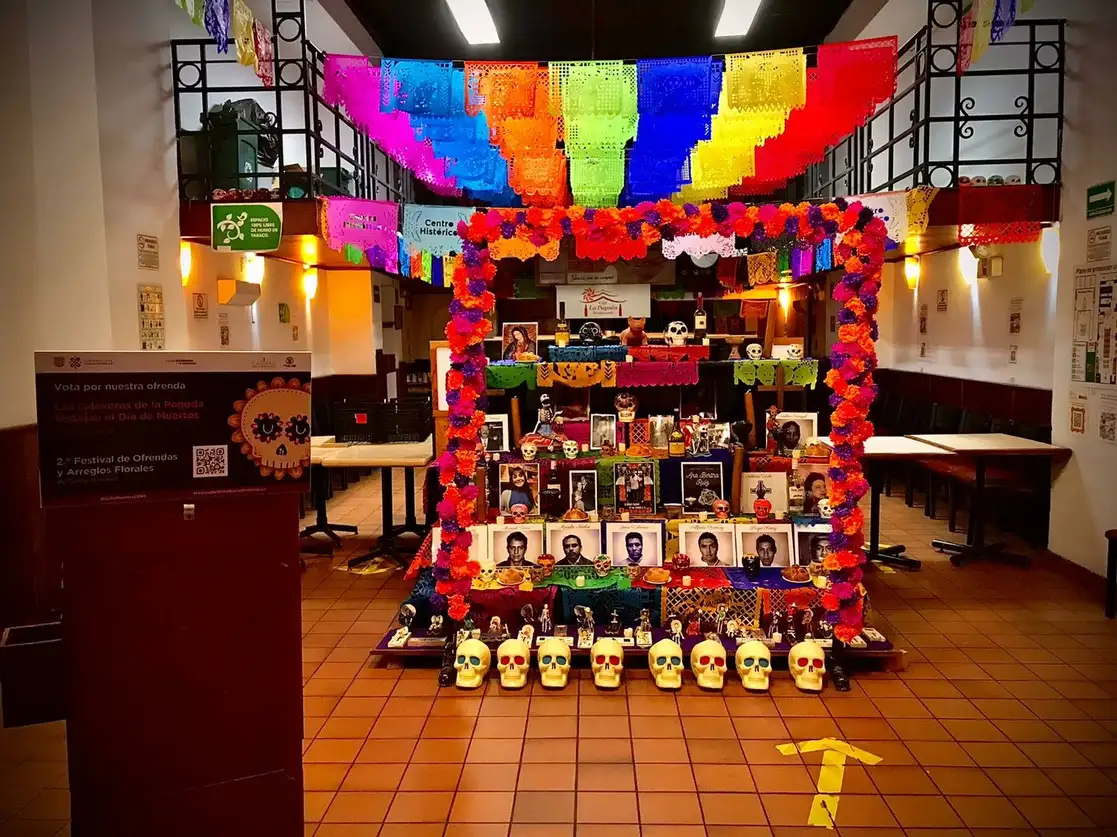 Las autoridades capitalinas organizaron un concurso de ofrendas entre los comerciantes establecidos del Centro Histórico, el 28 de octubre de 2021. Foto Bertha Teresa Ramírez