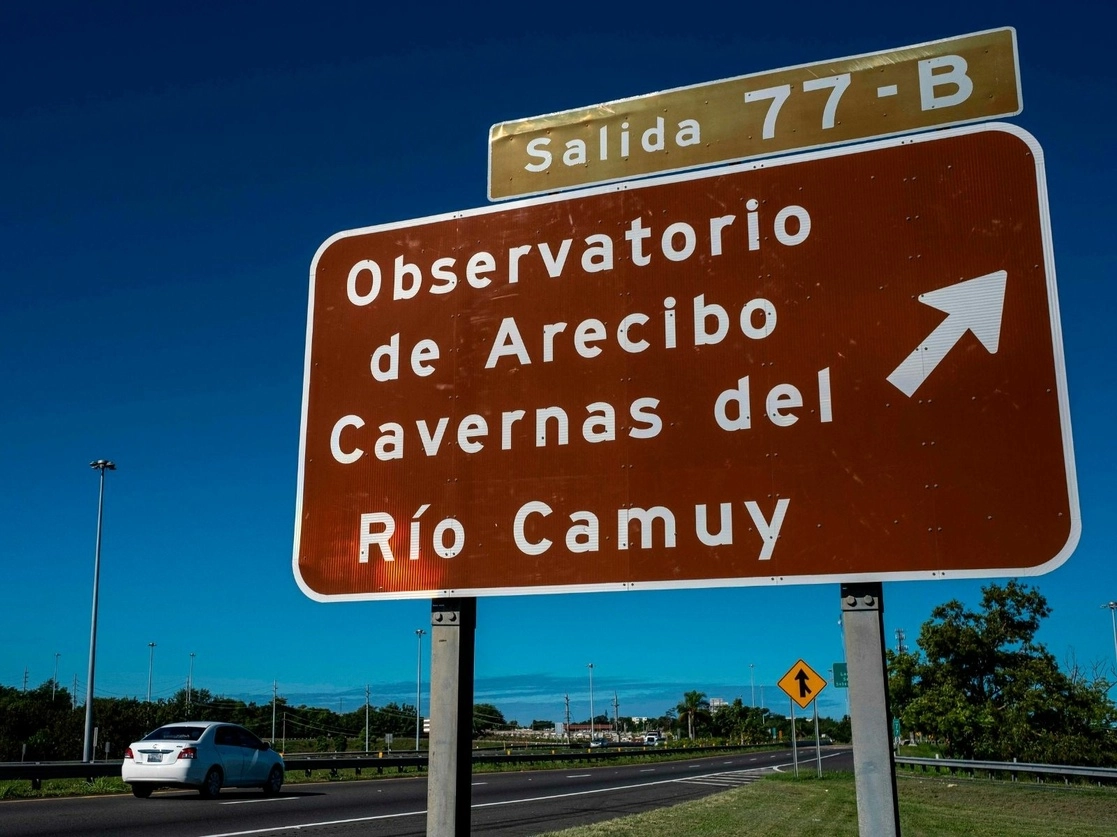 Señalamiento hacia el Observatorio de Arecibo, en Puerto Rico. Foto Afp