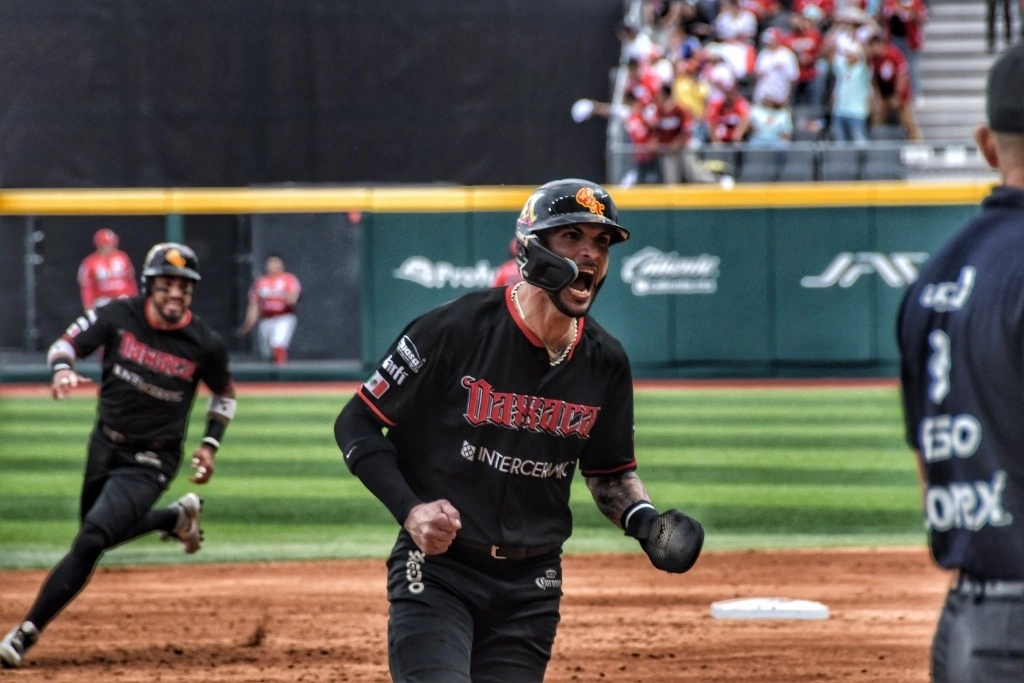 Con dos cuadrangulares de Alex Amarista, uno de tres carreras, los Guerreros de Oaxaca lograron una victoria por 5-4 sobre los Diablos Rojos del México. Foto tomada de X @GuerrerosOax.
