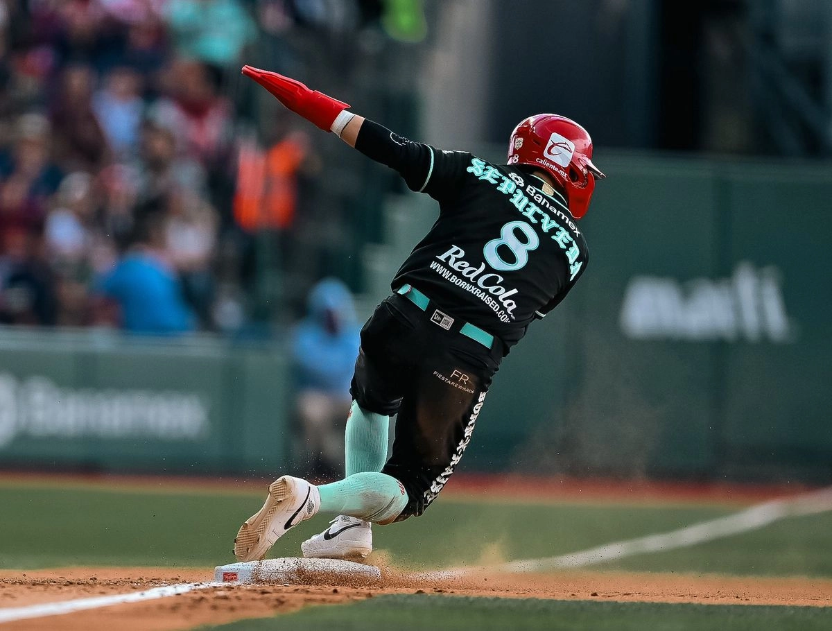 Una de las jugadas del encuentro, en el estadio Alfredo Harp Helú entre Diablos Rojos y Tigres. Foto