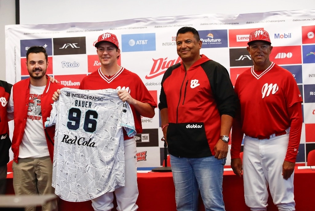 Presentación del pitcher Trevor Bauer como refuerzo de Diablos Rojos, en la Ciudad de México, el 22 de marzo de 2024. Foto Víctor Camacho