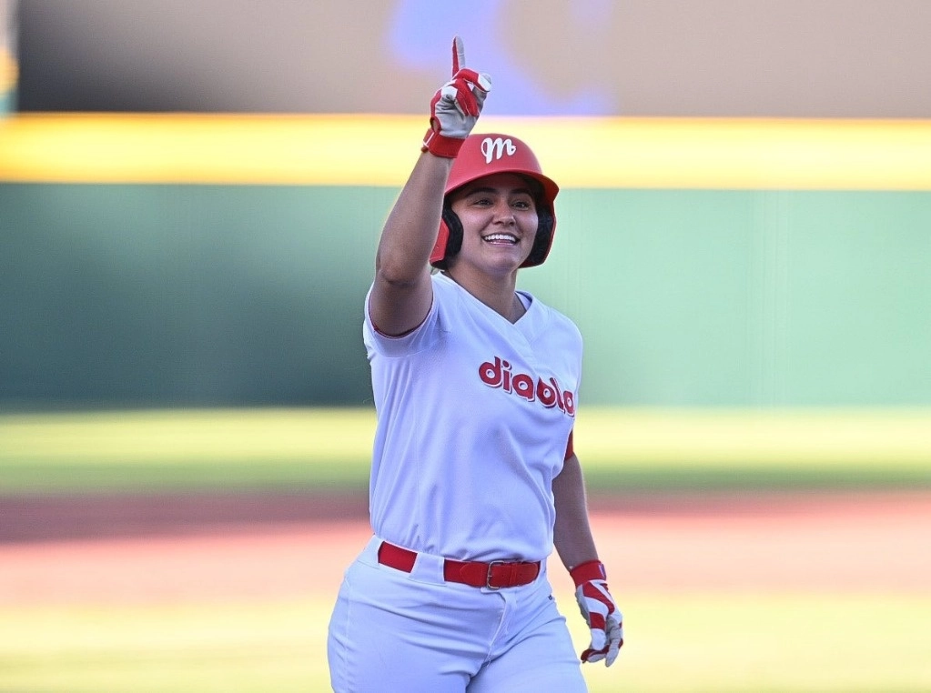 Anahy Lizárraga produjo cinco carreras y anotó cuatro ante Bravas de León. Foto tomada de X @DiablosFem.