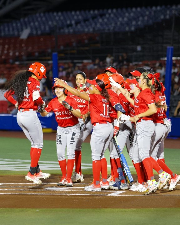 Jazmyn Jackson consiguió la triple corona de bateo y su compañera Megan Faraimo la obtuvo en el 'pitcheo' y es la única que ha conseguido un histórico juego perfecto.