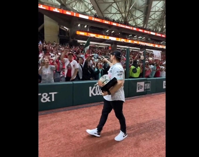 anto los integrantes del equipo, como la directiva, desfilaron por el diamante de fuego presumiendo el nuevo título. Foto @DiablosRojosMX