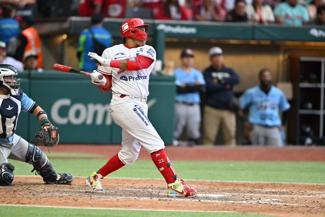Con un hit a la banda contraria que no se pudo quedar el jardinero izquierdo, Robinson Canó empujó las dos carreras con las que los Diablos Rojos obtuvo el triunfo. Foto 