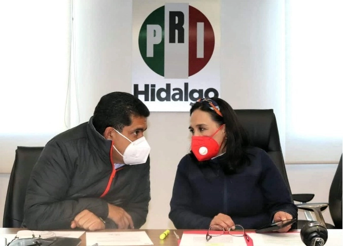 Hace cuatro días, con cubrebocas, Erika Rodríguez, dirigente del PRI en Hidalgo, sostuvo una reunión de trabajo con el diputado con licencia Julio Valera Piedras en relación a los comicios. Foto La Jornada / Archivo