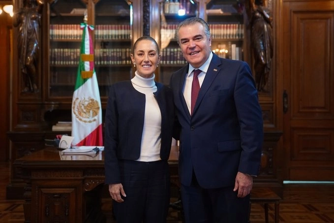 La presidenta Sheinbaum resalto que se mantienen buenas relaciones con los sectores comercial y económico. En la imagen difundida en https://x.com/Claudiashein, junto al dirigente empresarial, Francisco Cervantes. 