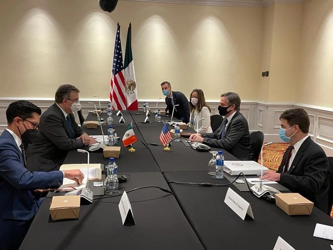 El encuentro entre los encargados de la política exterior de México y Estados Unidos, Marcelo Ebrard Casaubón y Antony Blinken, se dio en San José, Costa Rica, en el marco de la reunión de ministros de Relaciones Exteriores del Sistema de Integración Centroamericana (SICA), que se celebró ayer en este país. Foto tomada del Twitter de @SRE_mx