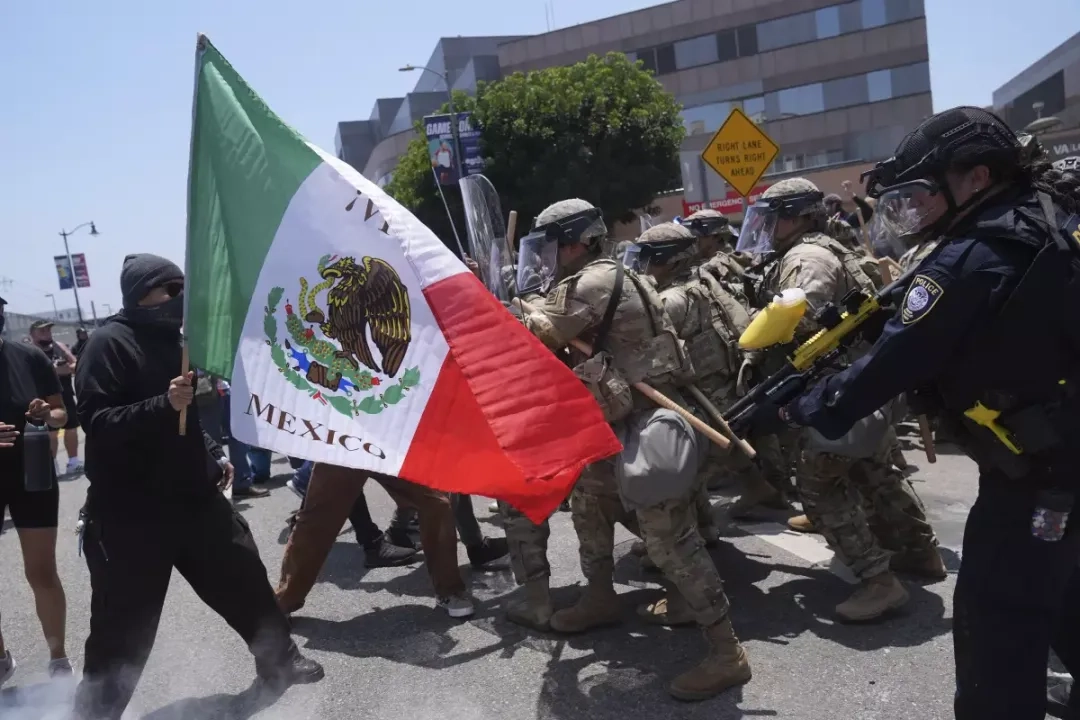 “En el caso de frontera segura también hay acuerdos; en migración queremos que se toque el tema de los mexicanos en Estados Unidos; y por otro lado los temas de comercio”, señaló la presidenta Sheinbaum durante su conferencia matutina. En la imagen, manifestantes se enfrentan con las autoridades en el centro de Los Ángeles, el domingo 8 de junio de 2025, tras una redada migratoria.
