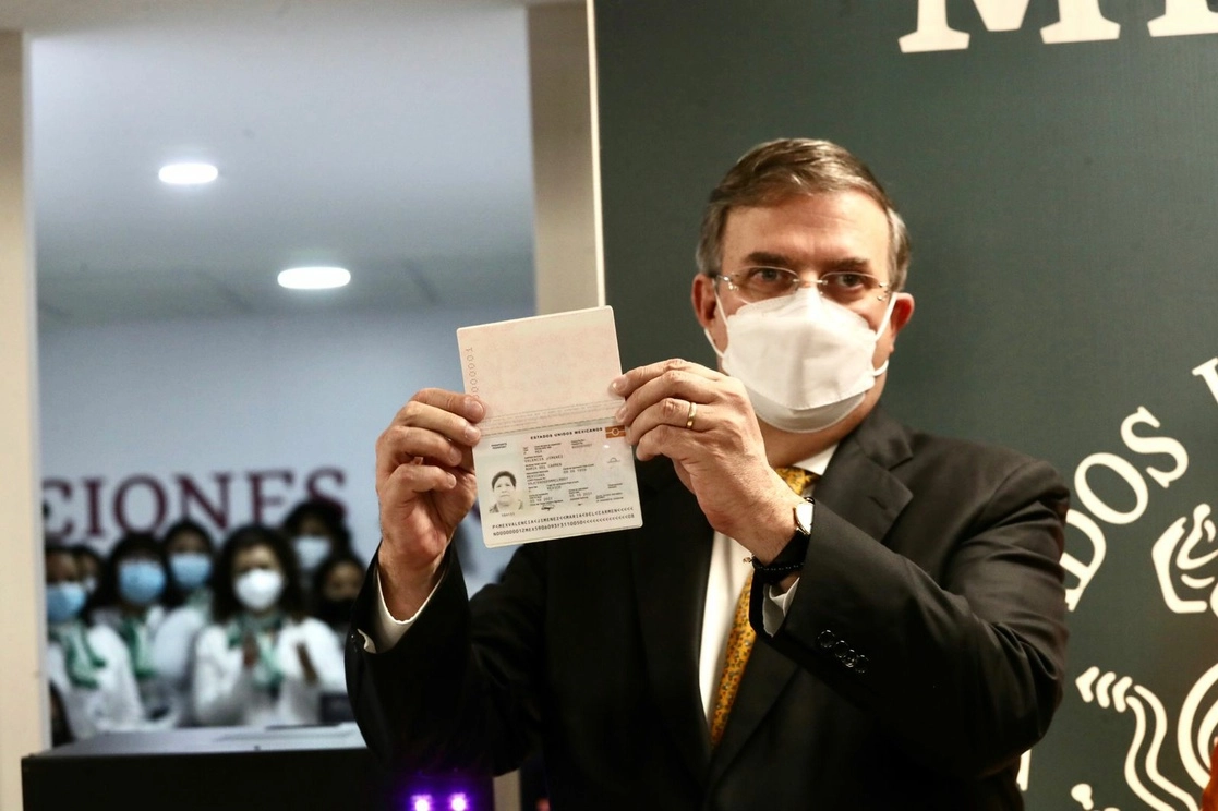 El canciller Marcelo Ebrard encabezó la presentación del pasaporte electrónico en la Oficina de Pasaportes “Coyoacán”, ubicada en en Plaza Comercial Punto MAQ, en Miguel Ángel de Quevedo, en la alcaldía Coyoacán, Ciudad de México, el 5 de octubre de 2021. Foto Luis Castillo