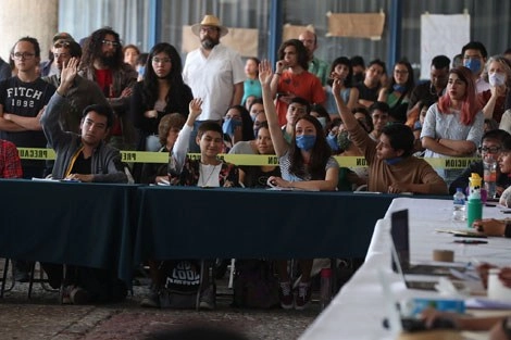 Cuatro meses y medio después de la toma de la Facultad de Filosofía y Letras, integrantes del consejo técnico de la escuela y alumnas paristas se reunieron para abordar las demandas del movimiento, que exige acciones para erradicar la violencia de género en el plantel. Foto José A. López. / Arturo Sánchez