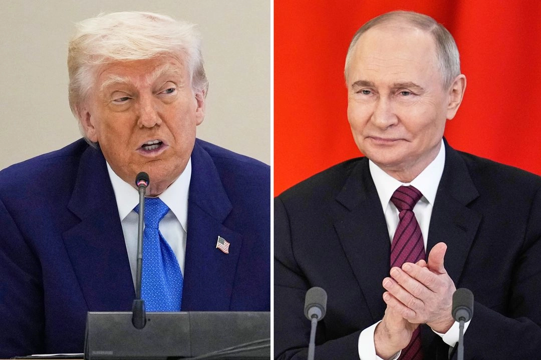 Esta foto combinada muestra al presidente Donald Trump en una mesa redonda de negocios, el 16 de mayo de 2025, en Abu Dabi, Emiratos Árabes Unidos, a la izquierda, y al presidente ruso Vladimir Putin en una ceremonia de firma en el Kremlin en Moscú, el 10 de mayo de 2025. Foto