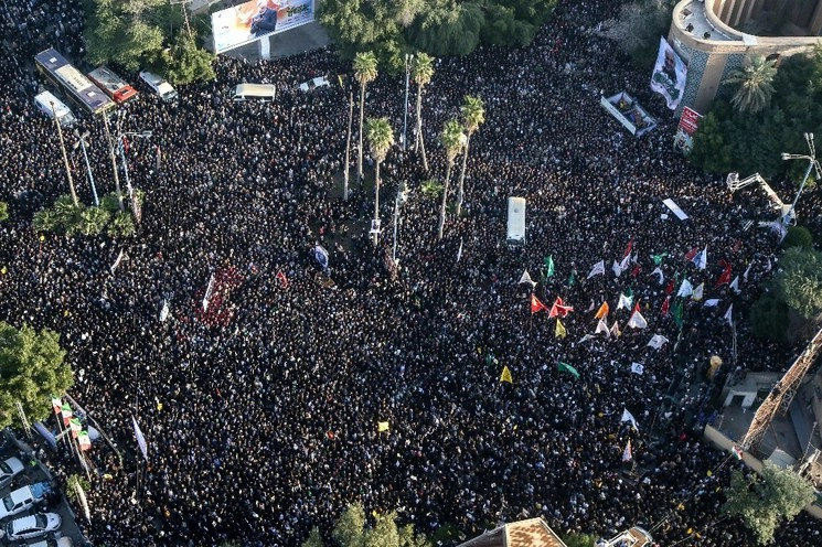 Una gran multitud de ciudadanos acudieron al funeral del general Qassem Soleimani, en Teherán. Foto Ap