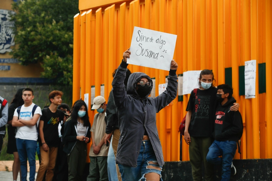 Un grupo de mujeres protestó contra la violación de una alumna en los baños del plantel, el  pasado 17 de octubre. Foto Víctor Camacho 