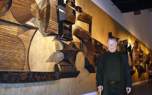 Manuel Felguérez, junto a su ‘Mural de Hierro’, en el Museo Universitario Arte Contemporáneo, donde el 21 de mayo de 2014 se rindió un homenaje al pintor, escultor y grabador. Foto María Meléndrez Parada