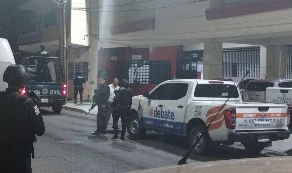 Elementos de seguridad estatal frente a las instalaciones de la casa editorial luego de que fueron baleadas. Foto tomada del Facebook del diario sinaloense